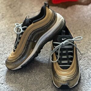 Used Women's Nike AirMax Metallic Gold and Black Size 7